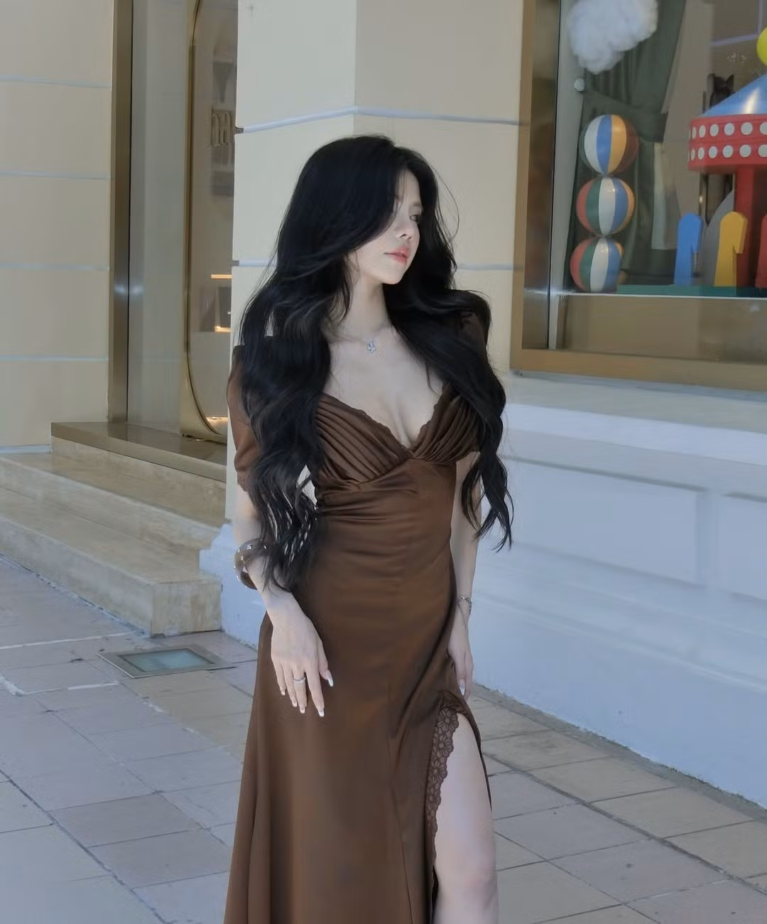 Mai Dora, tên thật Trương Vũ Quỳnh Mai (sinh năm 1995), là nữ MC, streamer và hot girl nổi tiếng trong cộng đồng Esports Việt Nam. Cô được biết đến rộng rãi khi trở thành gương mặt quen thuộc của VETV, gắn liền với các giải đấu Liên Minh Huyền Thoại (VCS).