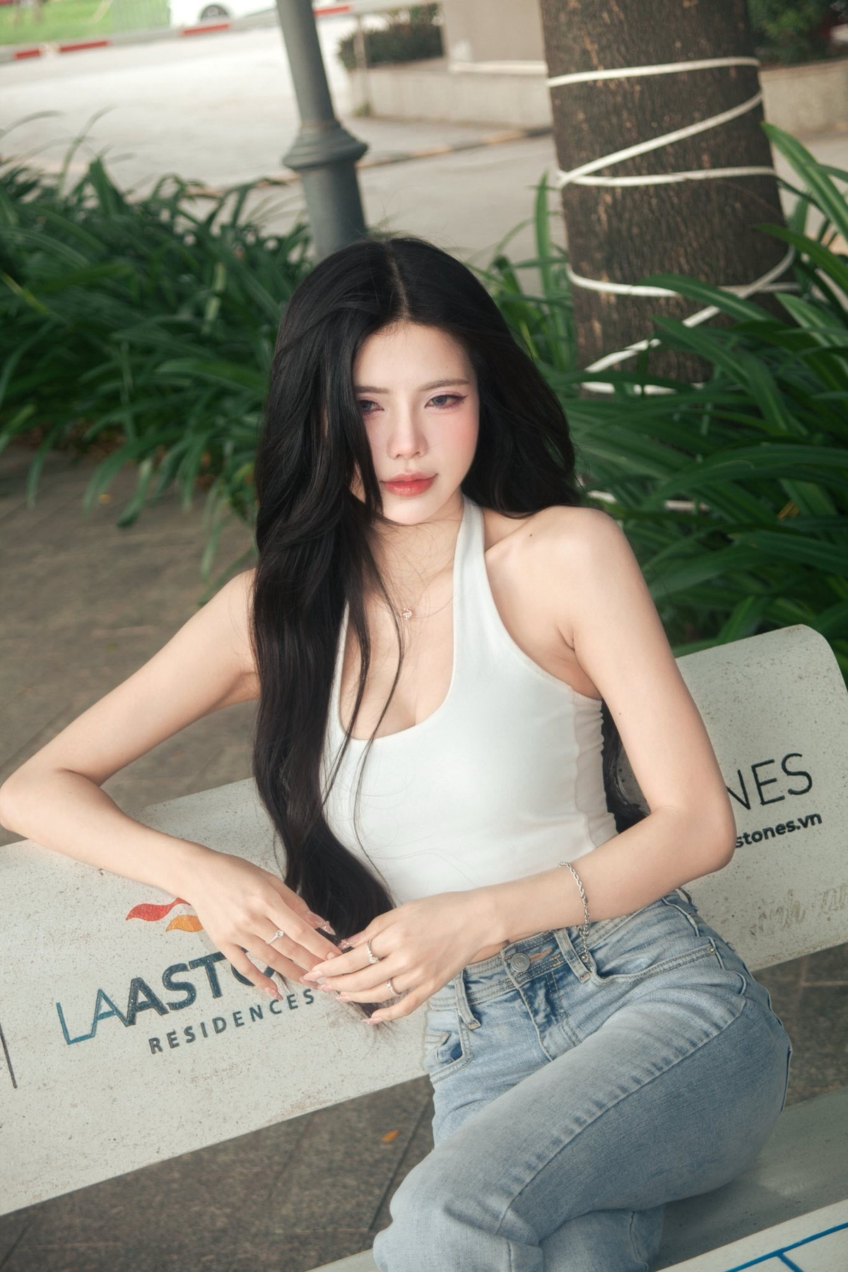 Sở hữu gương mặt xinh đẹp, nụ cười ngọt ngào cùng vóc dáng quyến rũ, Mai Dora nhiều lần được cộng đồng ưu ái gọi là “MC sexy nhất làng game”. Phong cách thời trang của cô cũng rất đa dạng, từ năng động, cá tính đến gợi cảm, nữ tính, luôn biết cách tôn lên lợi thế hình thể mà vẫn giữ được sự tinh tế.