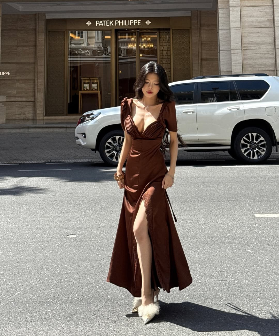 Điểm nhấn là đường xẻ tà vừa phải giúp tổng thể trang phục thêm phần uyển chuyển, tôn vóc dáng thanh thoát của nữ MC. Mái tóc dài uốn lượn tự nhiên, buông xõa theo từng bước đi càng làm nổi bật vẻ đẹp đời thường dịu dàng, cuốn hút.