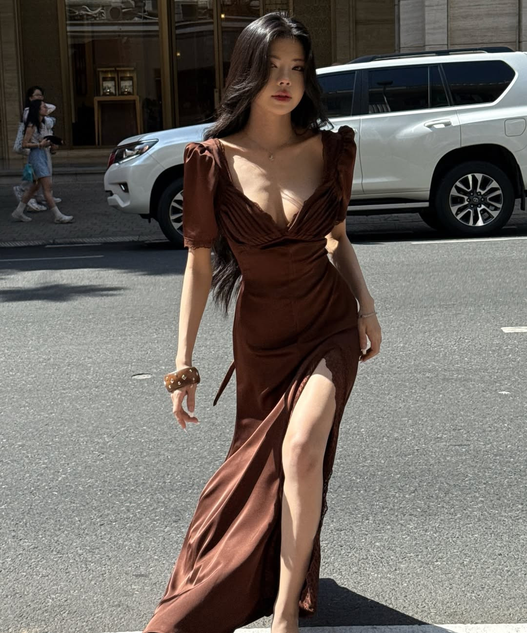 Theo hình ảnh ghi lại, Mai Dora diện váy dài tông nâu trầm với thiết kế ôm nhẹ phần thân trên, khoe khéo vòng một gợi cảm nhưng không phô trương. Phần cổ váy xếp ly mềm mại kết hợp tay phồng mang đến cảm giác nữ tính, cổ điển.