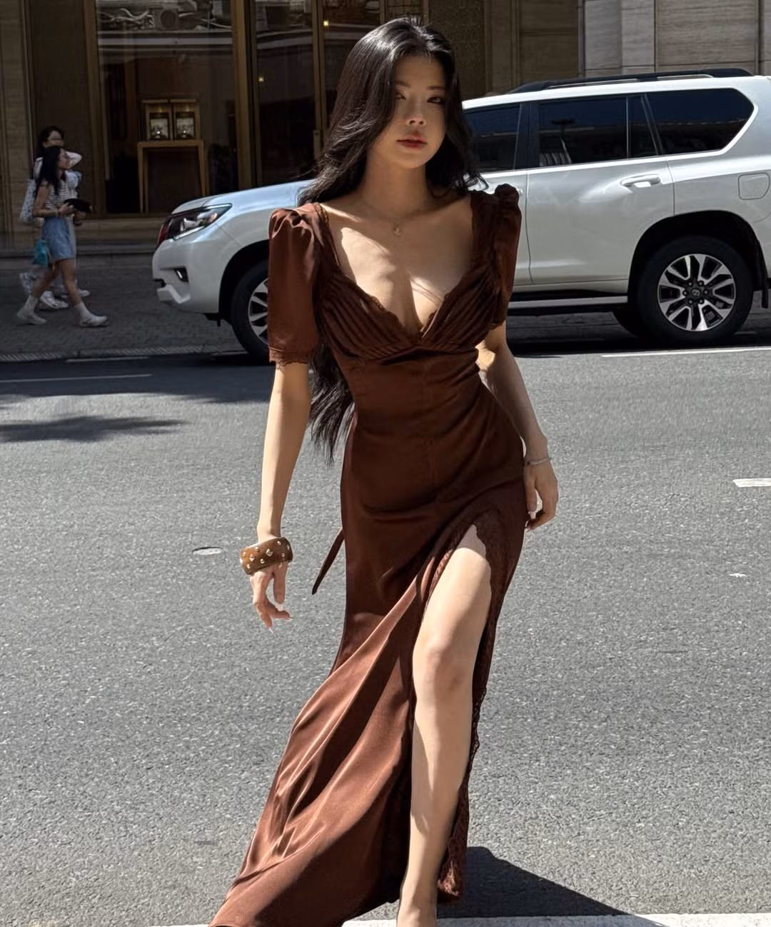 Theo hình ảnh ghi lại, Mai Dora diện váy dài tông nâu trầm với thiết kế ôm nhẹ phần thân trên, khoe khéo vòng một gợi cảm nhưng không phô trương. Phần cổ váy xếp ly mềm mại kết hợp tay phồng mang đến cảm giác nữ tính, cổ điển.