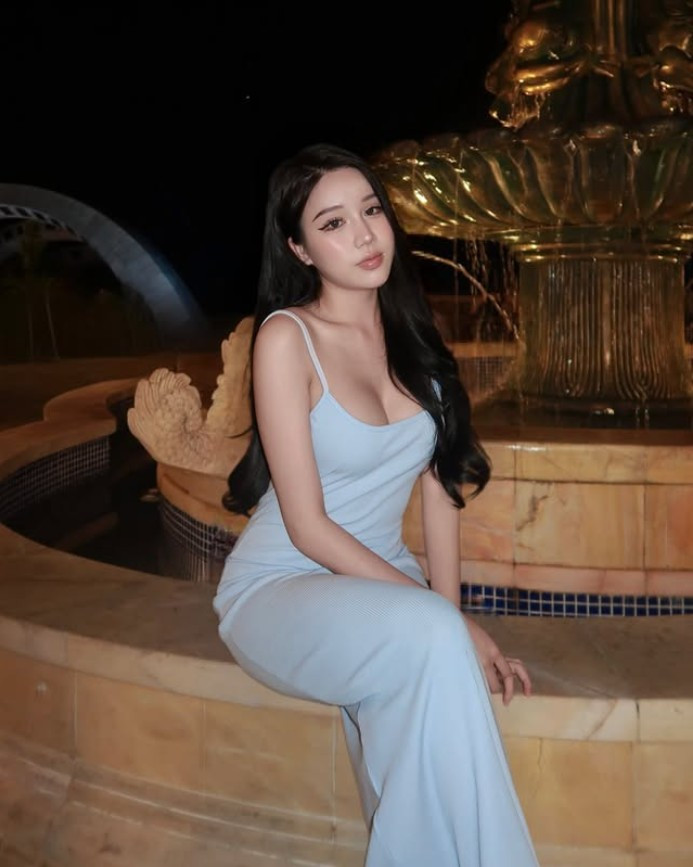 Việc khoe đôi chân dài trên sân bi-a không chỉ đơn thuần là một bộ ảnh giải trí mà còn thể hiện sự tự tin và cá tính mạnh mẽ của "phú bà" này.