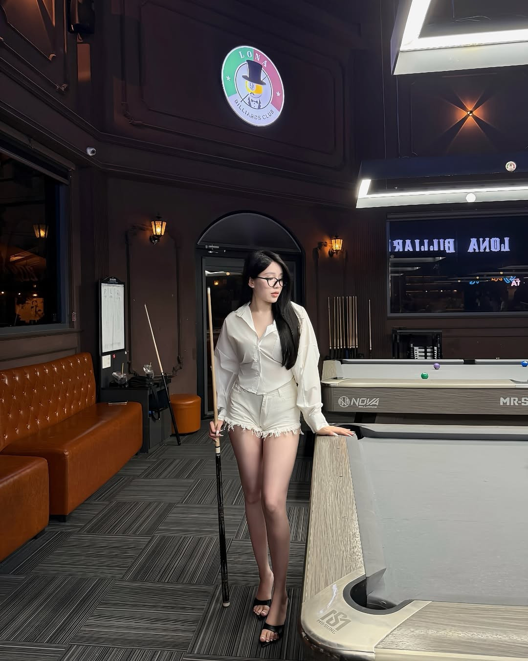 Trong những hình ảnh được chia sẻ, Yogurt Ng diện trang phục đơn giản nhưng cực kỳ tôn dáng, đặc biệt là chiếc quần short ngắn khéo léo khoe trọn đôi chân dài miên man.