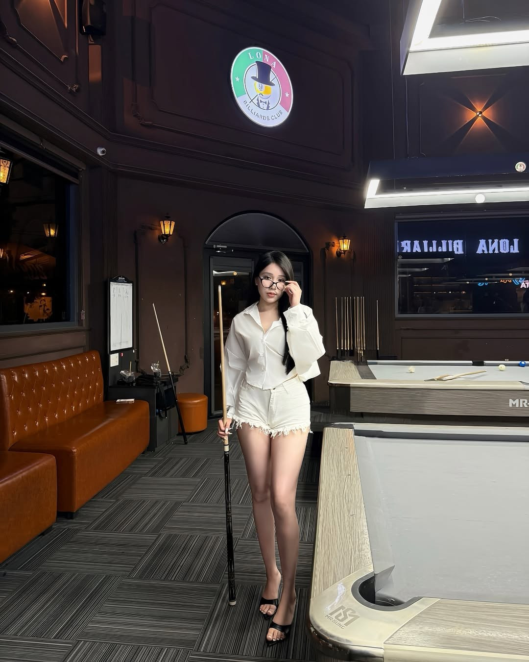 Dù chỉ là bức ảnh tạo dáng bên bàn bi-a nhưng Yogurt Ng với thần thái tự tin, sang chảnh của cô nàng đã tạo nên những khoảnh khắc vô cùng cuốn hút.