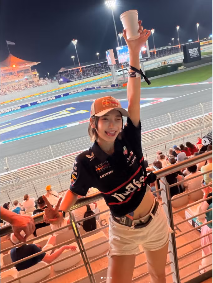 Trước làn sóng tranh cãi, Alisasa đã có phản hồi khá nhẹ nhàng dưới phần bình luận. Cô không phủ nhận sự nhạy cảm của hình ảnh, đồng thời gửi lời xin lỗi nếu nội dung khiến người xem cảm thấy khó chịu.