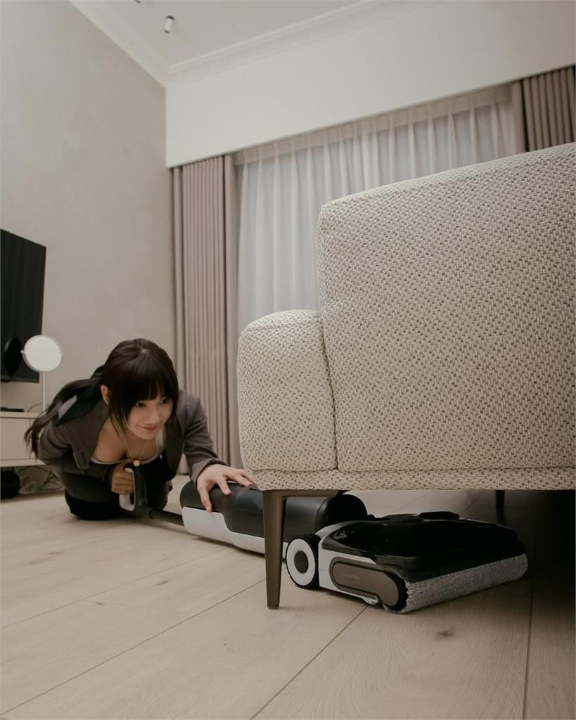 Tuy nhiên, điều khiến dân mạng đứng hình lại nằm ở tư thế cúi người và góc chụp cận cảnh, vô tình tạo ra những khung hình bị cho là suýt hớ hênh, dễ gây hiểu lầm của nữ streamer.