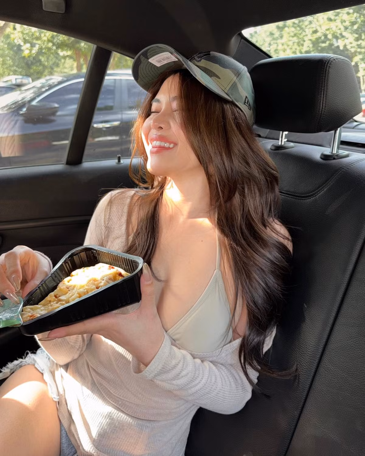 Theo nhận xét của nhiều netizen, Aum Sinitra đã khéo léo biến những không gian giản dị nhất thành sàn diễn thời trang của riêng mình, nơi sự quyến rũ được đẩy lên mức cao nhất, vừa hư ảo vừa chân thực, khiến người xem khó lòng rời mắt.