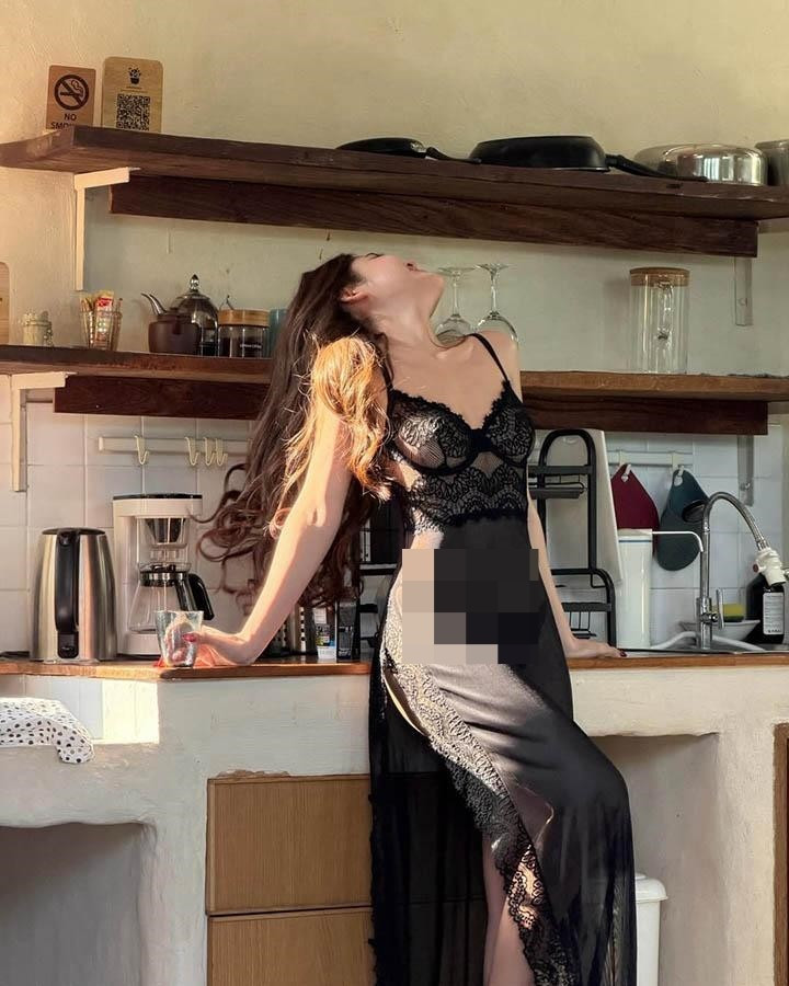 Trong những khung hình chụp tại căn bếp ấm cúng, Aum Sinitra không ngần ngại phô diễn vóc dáng mảnh mai nhưng tràn đầy sức sống.