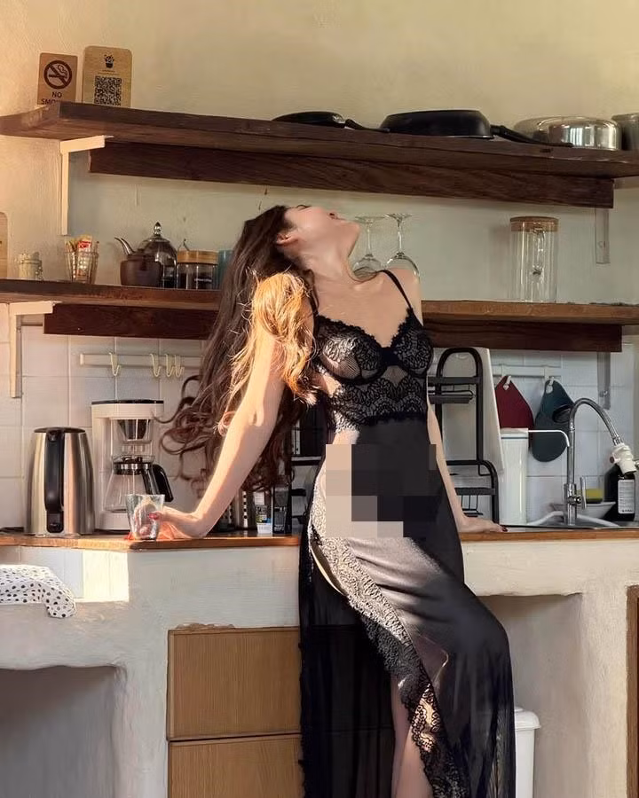 Trong những khung hình chụp tại căn bếp ấm cúng, Aum Sinitra không ngần ngại phô diễn vóc dáng mảnh mai nhưng tràn đầy sức sống.