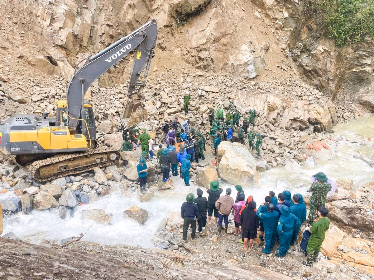 Ban Chỉ huy phòng, chống thiên tai tiếp tục chỉ đạo các lực lượng khẩn trương tìm mọi phương án tiếp cận hiện trường nhưng cũng phải bảo đảm an toàn.