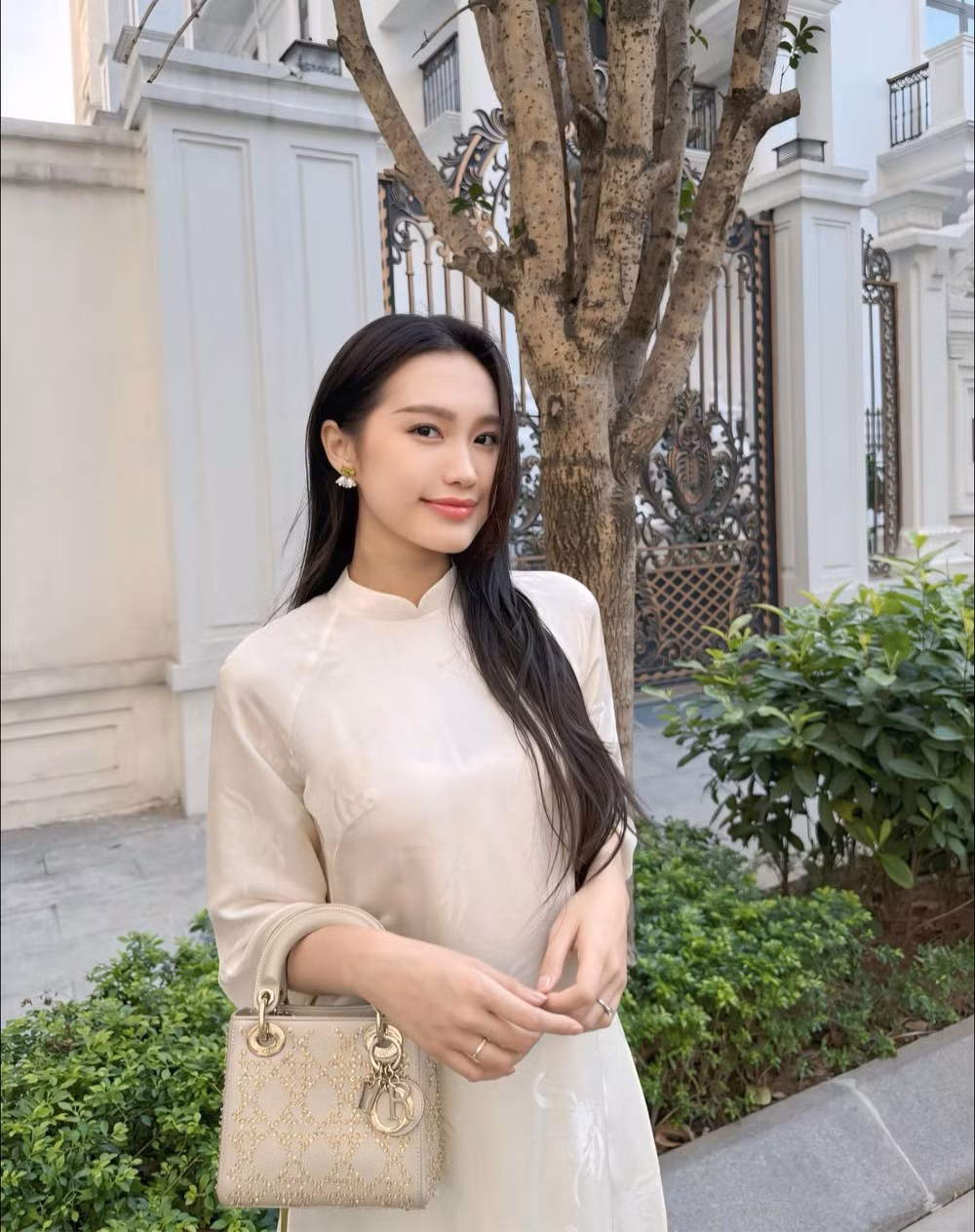 Loạt ảnh lần này nhanh chóng được chia sẻ rộng rãi, chứng minh sức hút bền bỉ của Doãn Hải My sau nhiều năm được công chúng quan tâm.