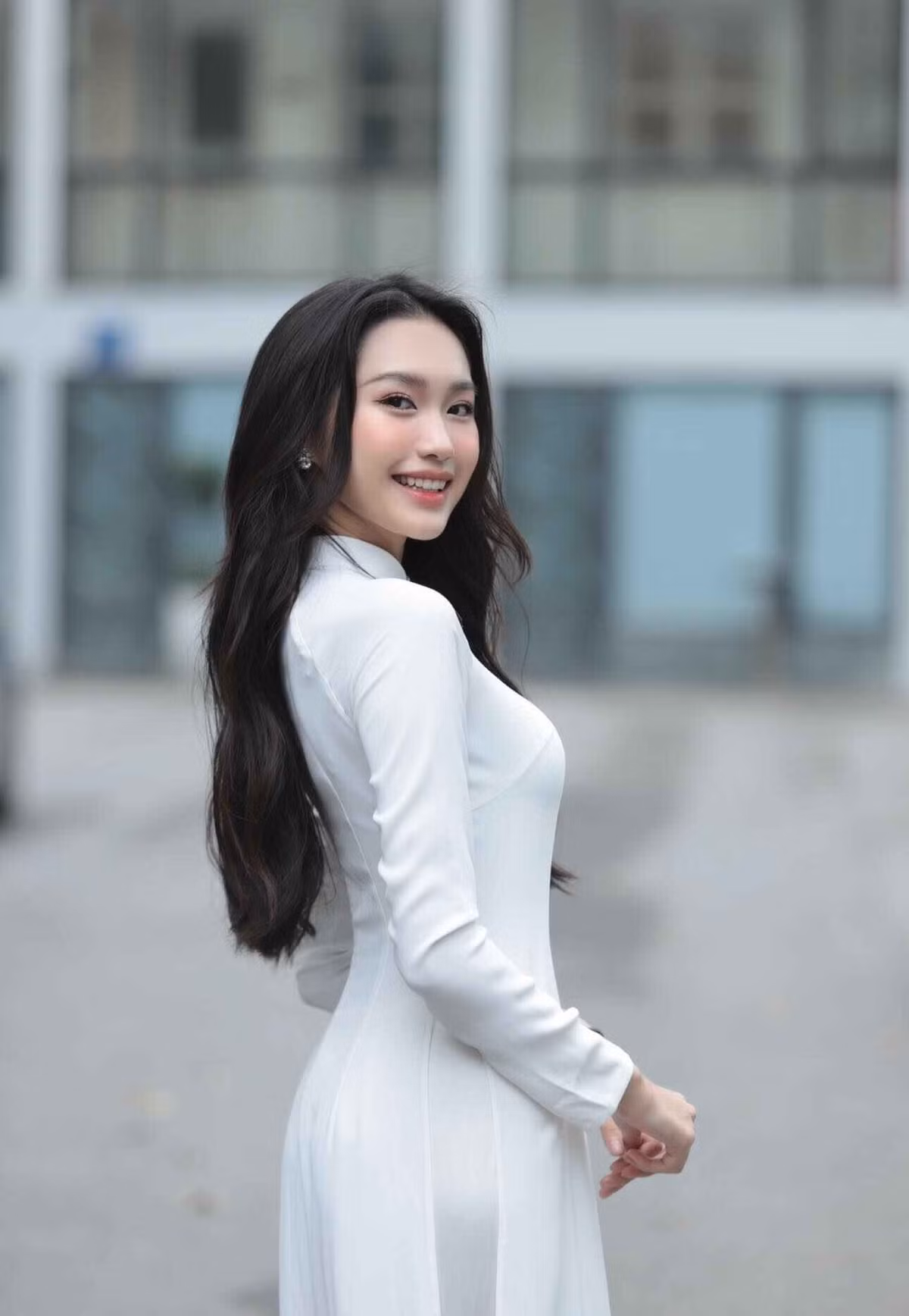 Không ít cư dân mạng nhận xét rằng Doãn Hải My sở hữu khí chất rất hợp với áo dài: vừa nền nã, vừa sang trọng, tạo nên hình ảnh dịu dàng nhưng không kém phần cuốn hút.