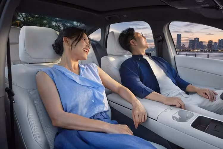 Ghế trước của Volkswagen ID. Era 5S được trang bị chức năng sưởi ấm, thông gió và massage 10 điểm. Những chiếc ghế này có thể gập phẳng, tạo thành cấu hình "hai giường", tương tự như "đàn em" Jetta M6 EV . Ghế sau cũng có chức năng sưởi ấm. Phiên bản 5S có tùy chọn 6 loa.