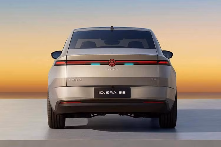 Xe cũng có khả năng đỗ xe tự động, đỗ xe từ xa và ghi nhớ vị trí đỗ xe. Mẫu xe này hỗ trợ chức năng phanh khẩn cấp tự động (AEB) ở tốc độ 140km/h. Hệ thống hỗ trợ lái xe của xe được phát triển bởi SAIC-Volkswagen, Carizon và Horizon Robotics. Thân xe Volkswagen ID. Era 5S được cấu tạo từ 86% thép cường độ cao (trong đó 30% là thép định hình nóng). Xe có 7 túi khí.