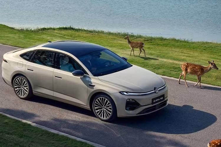 Volkswagen ID. Era 5S 2026 mới đã bắt đầu nhận đặt hàng trước tại Trung Quốc, trở thành mẫu sedan đầu tiên của thương hiệu này có khả năng tự lái trên đường phố và đường cao tốc. Mẫu xe hybrid cắm điện này có 4 phiên bản trang bị khác nhau. ID. Era là dòng xe năng lượng mới (BEV+PHEV+EREV) thuộc liên doanh SAIC-Volkswagen.