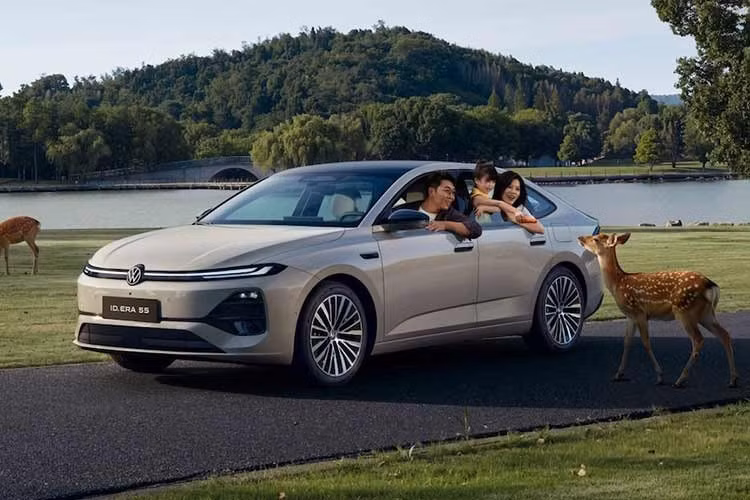 Volkswagen ID. Era 5S là một chiếc sedan kiểu dáng đẹp mắt, áp dụng ngôn ngữ thiết kế mới nhất của thương hiệu. Xe sở hữu đèn pha tách rời, tay nắm cửa bán ẩn, cửa hút gió chủ động, đường mái thanh thoát và cụm đèn hậu liền mạch. Kích thước xe là (D x R x C) (4836/1880/1505mm. Chiều dài cơ sở là 2.766mm.