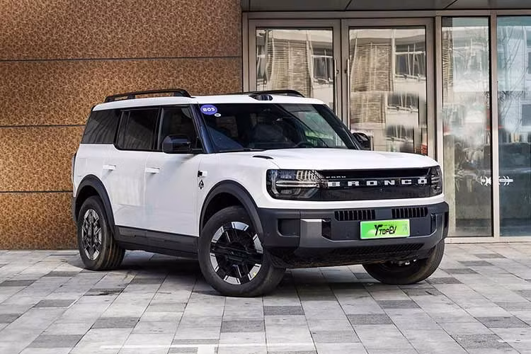 Ford Bronco New Energy còn được trang bị hệ thống hỗ trợ lái nâng cao ADAS với cảm biến LiDAR cùng hơn 30 cảm biến và camera. Hệ thống sử dụng chip Nvidia Orin-X để xử lý dữ liệu và hỗ trợ các tính năng lái nâng cao. Hiện Ford chưa công bố kế hoạch chính thức về việc phân phối Bronco New Energy tại Việt Nam.