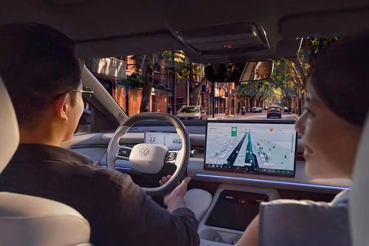 Hệ thống thông tin giải trí trên mẫu sedan cỡ D này hỗ trợ Apple CarPlay, Huawei HiCar và Carlink. Cần số được đặt trên cột lái, chừa chỗ cho bộ sạc điện thoại không dây, hai giá đỡ cốc và một ngăn chứa đồ bí mật ở bệ trung tâm.