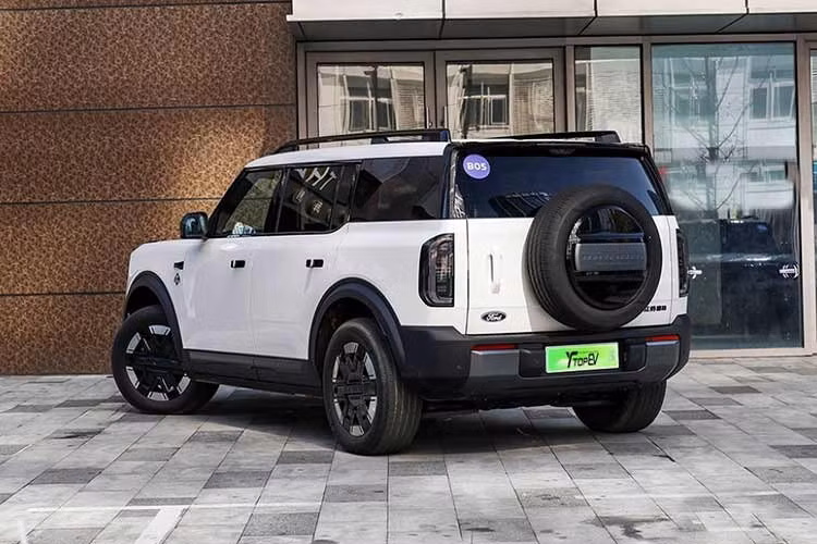 Phạm vi hoạt động của Bronco thuần điện được công bố ở mức khoảng 650 km theo tiêu chuẩn CLTC. Trong khi đó, bản EREV sở hữu bộ pin 43,7 kWh kết hợp động cơ xăng tăng áp 1.5L. Động cơ này đóng vai trò máy phát điện và không truyền lực trực tiếp tới bánh xe.