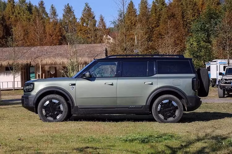 Bronco New Energy có nguồn gốc phát triển liên quan đến Ford Territory, dòng SUV đang được phân phối tại Việt Nam. Ngoại hình xe vẫn giữ phong cách vuông vức đặc trưng của dòng SUV địa hình với phần thân cao, các chi tiết ốp bên ngoài và cụm đèn định vị hình tròn tạo nên diện mạo dễ liên tưởng tới những phiên bản Bronco khác.