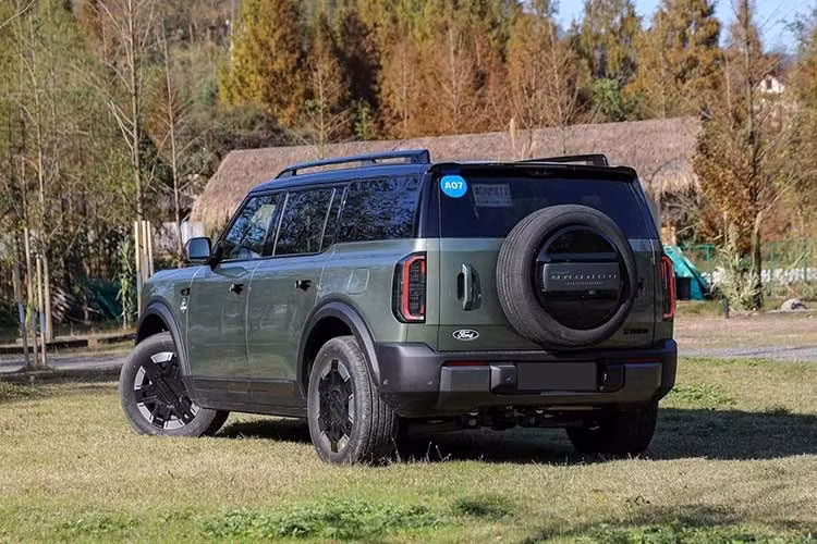 Bronco iện chưa được Ford phân phối chính hãng trong nước. Việc mẫu xe được đăng ký bảo hộ kiểu dáng công nghiệp tại Việt Nam từ đầu năm 2026 đã thu hút sự chú ý và làm gia tăng kỳ vọng về khả năng Bronco xuất hiện tại thị trường trong nước. Tuy nhiên, mẫu Bronco trong hồ sơ bảo hộ nói trên không phải phiên bản Bronco hay Bronco Sport đang bán tại Mỹ.