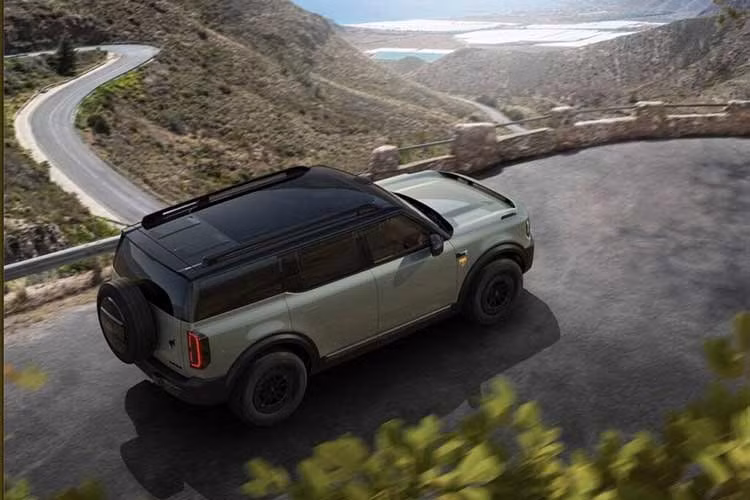Đây là Bronco New Energy, mẫu SUV được liên doanh JMC-Ford phát triển và giới thiệu tại Trung Quốc năm 2025. Khác với Ford Bronco tại Mỹ sở hữu kết cấu khung gầm rời body-on-frame, Bronco New Energy được phát triển trên nền tảng khung gầm liền khối unibody.