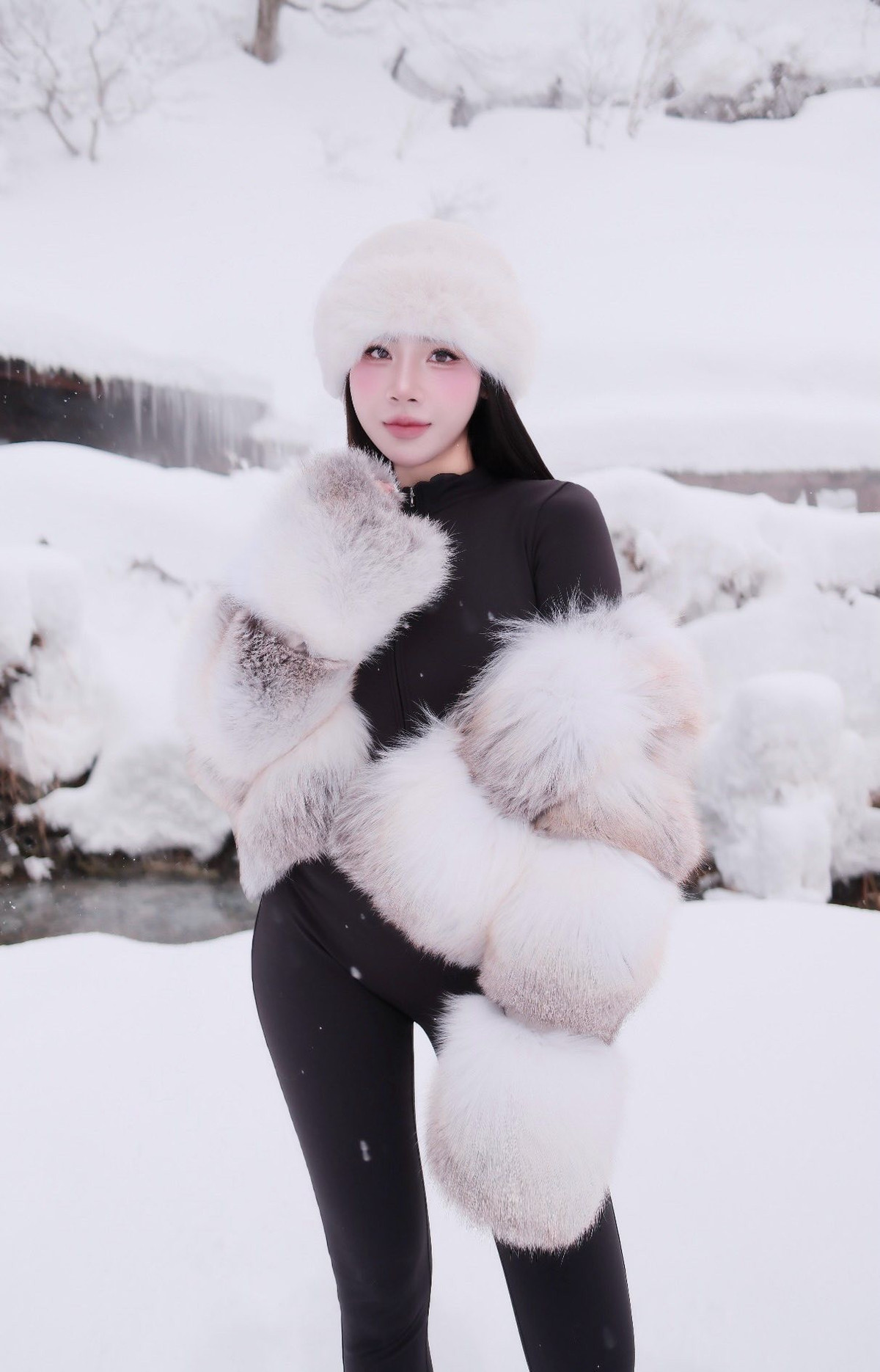 Sau khi sự thật được làm rõ, cộng đồng mạng càng thêm thích thú. Nhiều người không tiếc lời khen ngợi nhan sắc lẫn độ "chịu chơi" của Khánh Huyền.