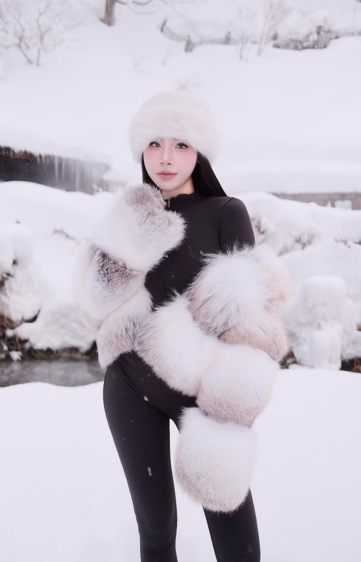 Sau khi sự thật được làm rõ, cộng đồng mạng càng thêm thích thú. Nhiều người không tiếc lời khen ngợi nhan sắc lẫn độ "chịu chơi" của Khánh Huyền.