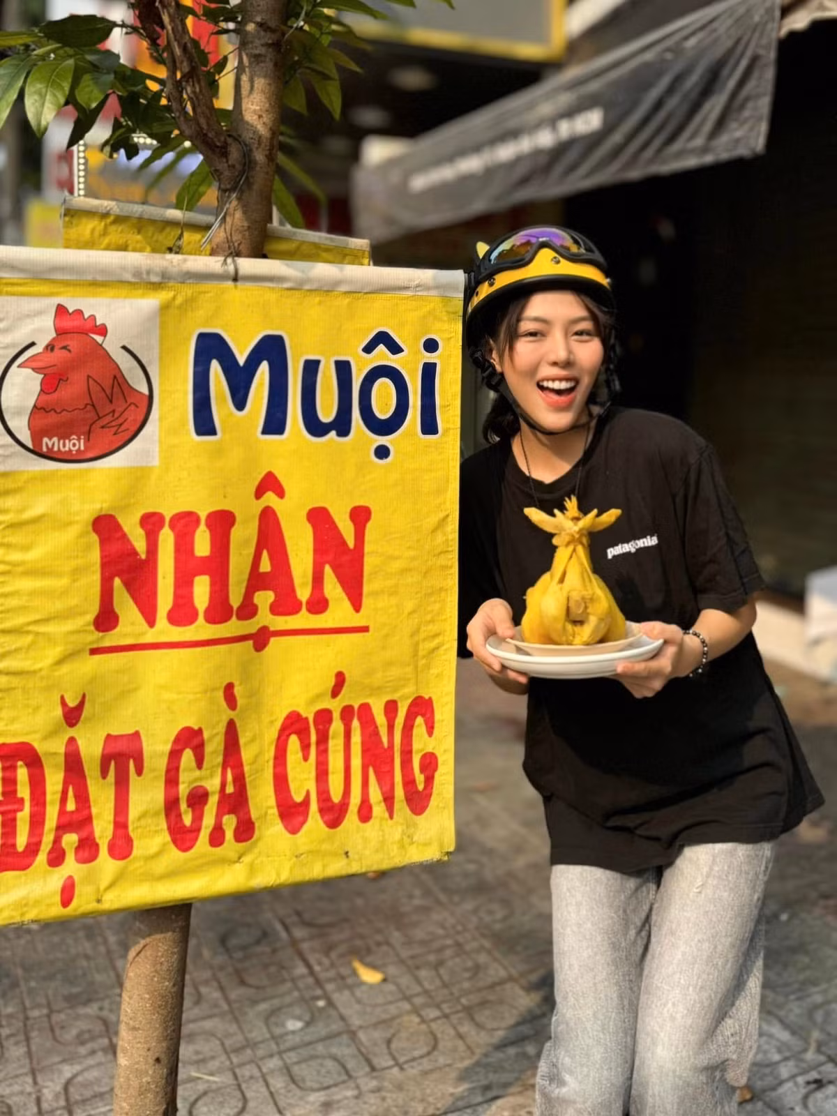 Muộii cho biết từ nhỏ tuy gia đình không có điều kiện về kinh tế nhưng bố mẹ luôn ưu tiên dành những điều tốt nhất cho con gái, ủng hộ con theo đuổi sự nghiệp nghệ thuật.