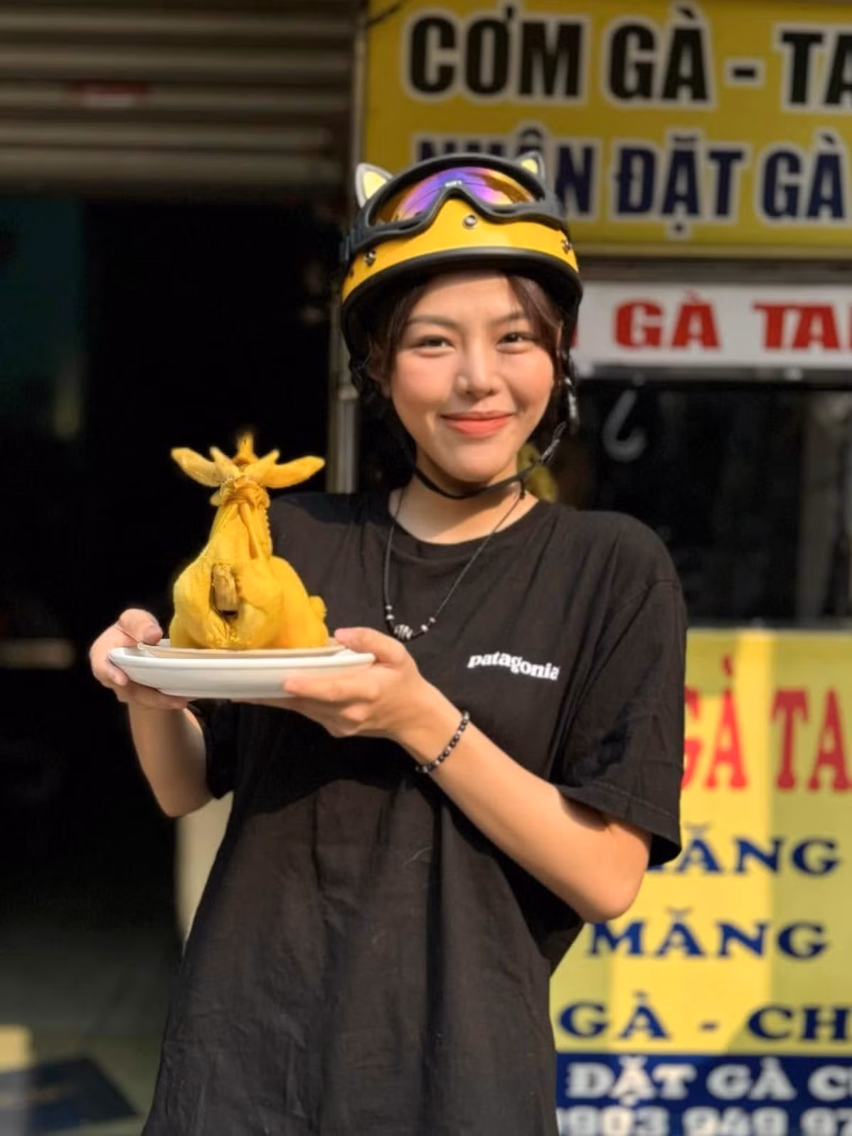 Muộii cũng cởi mở trong việc chia sẻ hoàn cảnh gia đình - bố mẹ mở tiệm cơm gà ở quận Gò Vấp. Đây cũng là nguồn thu nhập chính của cả nhà. Thế nên, kể cả thời điểm bận rộn tham gia Em Xinh này, chỉ cần có thời gian nghỉ ngơi là cô nàng liền ra phụ mẹ bán hàng ngay.