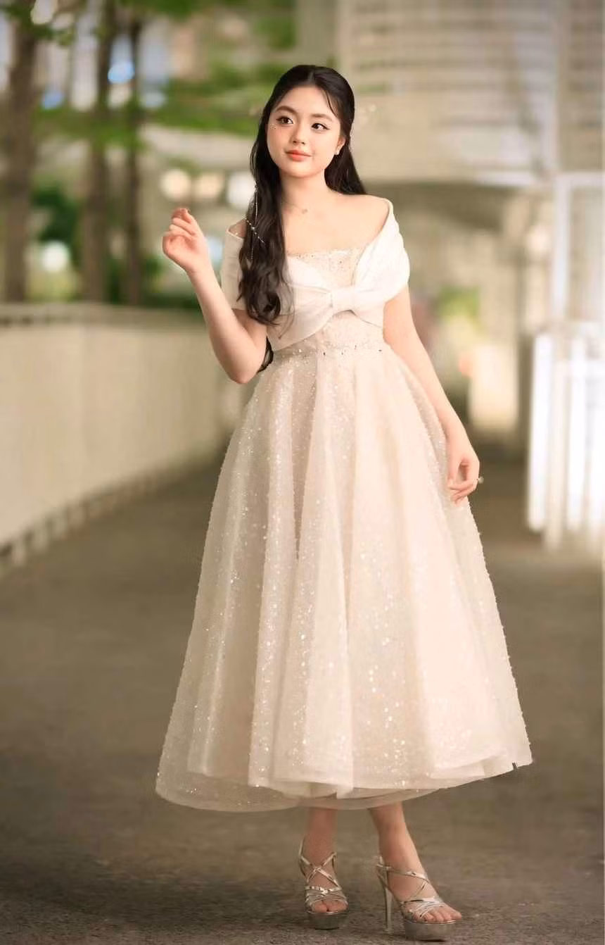 Suti cao gần 1,7 m, thường xuyên xuất hiện cùng mẹ trong các sự kiện thời trang, giải trí.