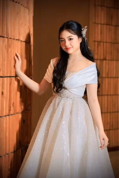 Được truyền cảm hứng từ mẹ, Suti cũng sớm bộc lộ niềm yêu thích dành cho thời trang.