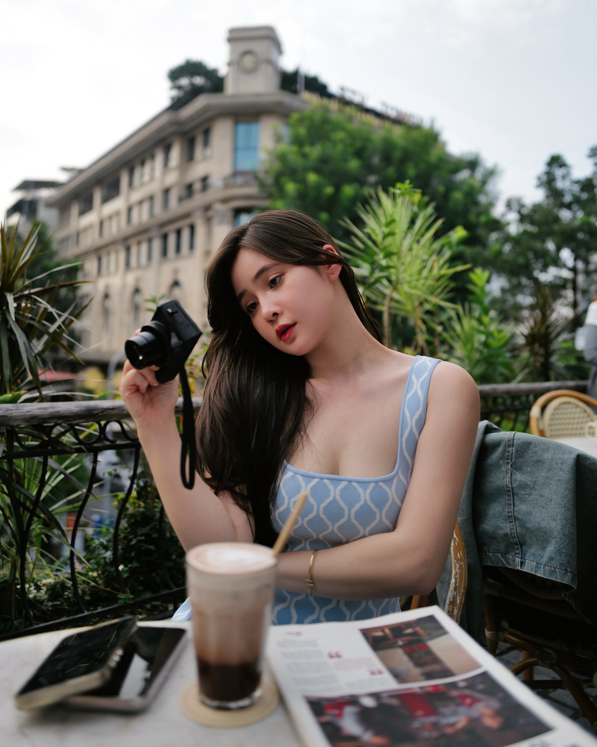 Không chạy theo lối trang điểm đậm, người đẹp 9X thường chọn phong cách tự nhiên, chỉ đánh chút phấn và son nhẹ là đã đủ khiến hình ảnh trở nên nổi bật. Hình thể cân đối – “vòng nào ra vòng đó” – giúp cô nàng dễ dàng chinh phục những thiết kế khó nhằn, kể cả bikini cao cấp.