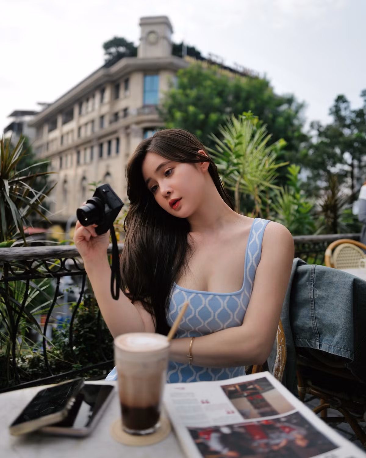 Không chạy theo lối trang điểm đậm, người đẹp 9X thường chọn phong cách tự nhiên, chỉ đánh chút phấn và son nhẹ là đã đủ khiến hình ảnh trở nên nổi bật. Hình thể cân đối – “vòng nào ra vòng đó” – giúp cô nàng dễ dàng chinh phục những thiết kế khó nhằn, kể cả bikini cao cấp.