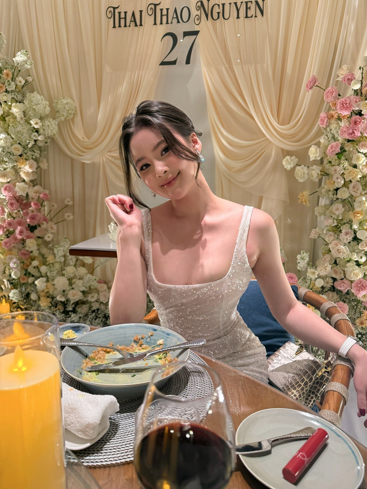 Trong loạt ảnh mừng tuổi mới, Thái Thảo Nguyên diện chiếc đầm dạ hội ôm sát lấp lánh, tôn lên vóc dáng mảnh mai và đường cong mềm mại. Thiết kế cổ vuông tinh tế giúp khoe khéo xương quai xanh, tạo cảm giác vừa thanh lịch vừa quyến rũ.