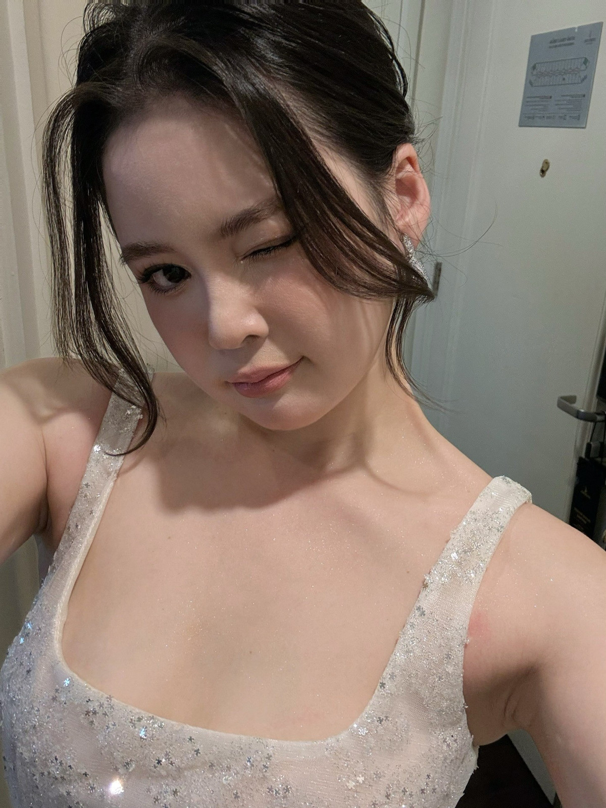 Loạt ảnh cận mặt càng nhấn mạnh vẻ đẹp mềm mại, đường nét hài hòa và phong thái của Thảo Nguyên luôn chăm chút cho hình ảnh bản thân.