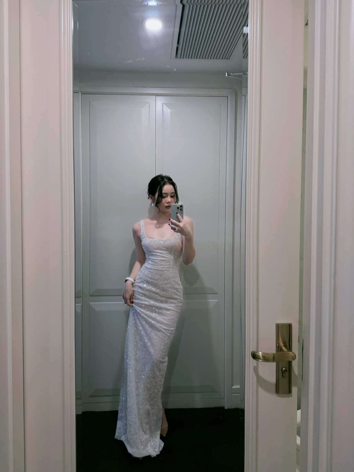 Makeup nhẹ nhàng trong trẻo càng làm nổi bật gương mặt thanh tú, đôi mắt long lanh và nụ cười duyên dáng – những đặc điểm khiến Thảo Nguyên luôn được khen “đẹp chuẩn nàng thơ”.