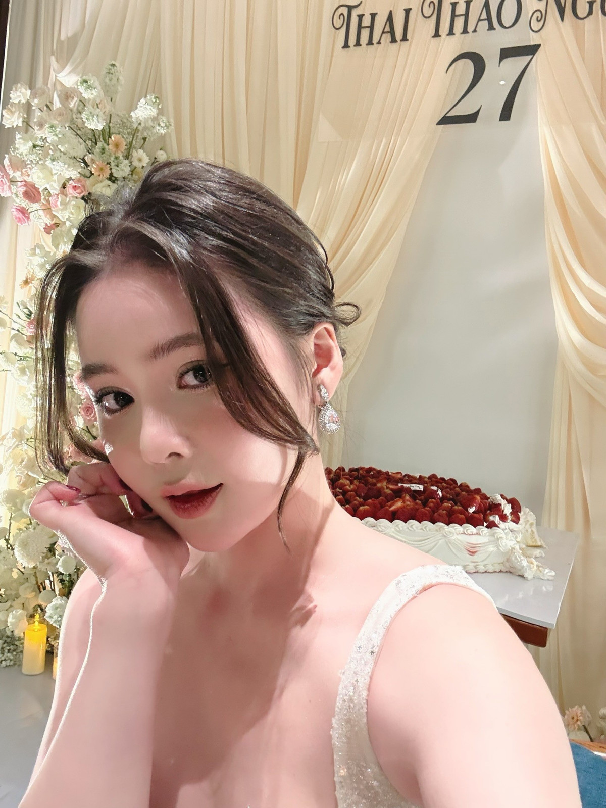 Ngay cả trong những khoảnh khắc chụp gương đơn giản, Thảo Nguyên vẫn ghi điểm bởi vóc dáng chuẩn chỉnh, visual trẻ trung. Lớp sequins nhẹ nhàng trên thân đầm lấp lánh theo từng cử động, tôn lên nét kiêu sa mà không hề phô trương.