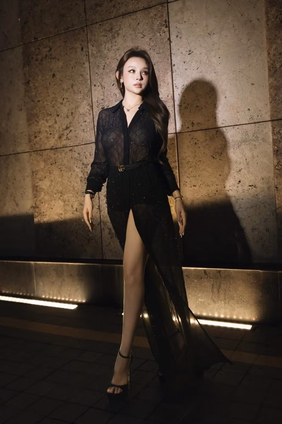 Trong loạt ảnh, Huyền Baby lựa chọn trang phục màu đen xuyên thấu gợi cảm, khéo léo khoe đôi chân thon dài và làn da trắng mịn.