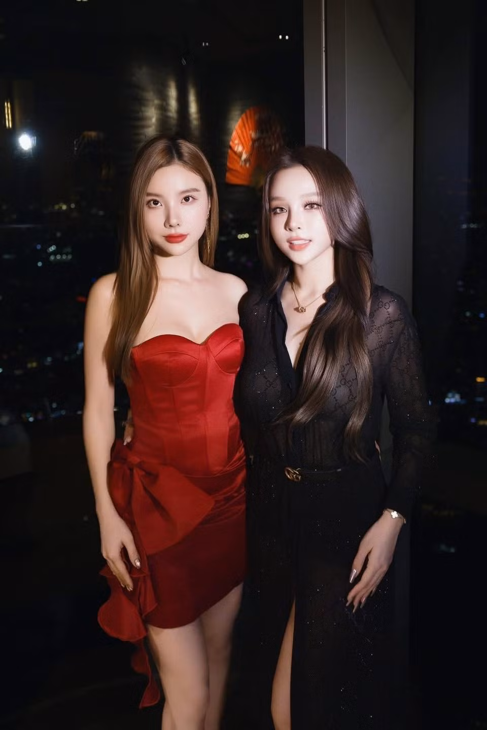 Không chỉ sở hữu cuộc sống sung túc, Huyền Baby còn khiến nhiều người ngưỡng mộ bởi gu thời trang sang chảnh và bí quyết giữ gìn sắc vóc ấn tượng. Trên mạng xã hội, người đẹp thường xuyên chia sẻ hình ảnh đời thường cùng phong cách thời trang hiện đại, trẻ trung như gái đôi mươi.