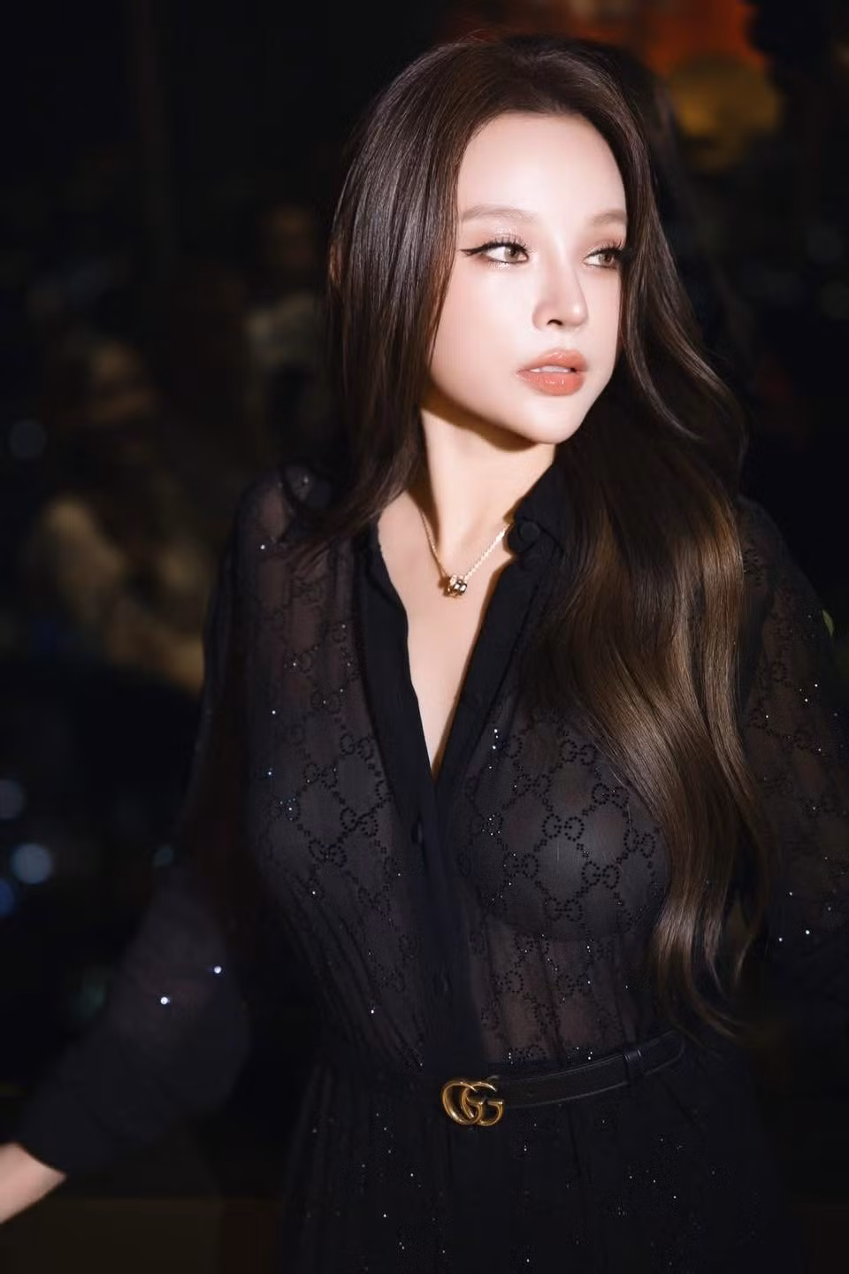 Thiết kế tinh tế vừa đủ sang trọng, vừa tôn dáng giúp bà mẹ hai con toát lên vẻ quyến rũ mà không kém phần thanh lịch.