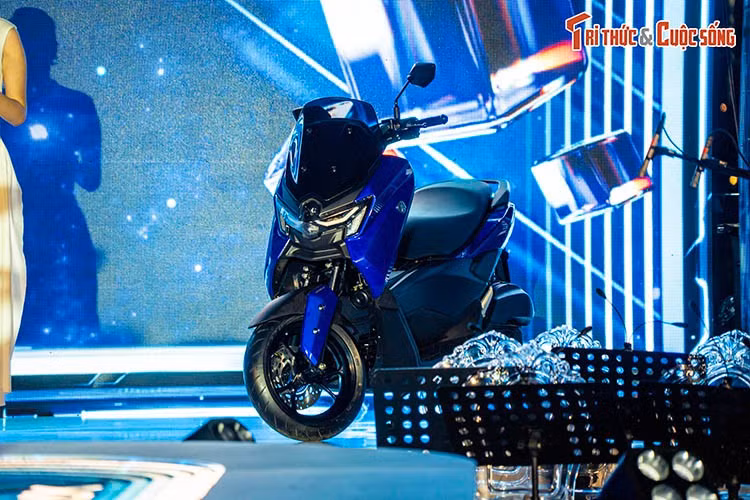 Xe được trang bị cụm đồng hồ kết hợp màn hình TFT màu 4,2 inch và LCD. Trên phiên bản Tech Max, màn hình hỗ trợ hiển thị bản đồ dẫn đường thông qua Garmin StreetCross. Các trang bị an toàn tiêu chuẩn gồm phanh đĩa trước và sau tích hợp ABS hai kênh và hệ thống kiểm soát lực kéo TCS.