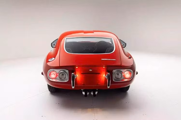 Chiếc Toyota này là một trong năm chiếc duy nhất được bán với giá trên 1 triệu đô la tính đến năm 2025. Hai chiếc xe được bán với giá 1,15 triệu đô la, trong khi chiếc đắt nhất, một chiếc 2000GT phiên bản đua có liên quan đến Carroll Shelby, đã được bán với giá khổng lồ 2,53 triệu đô la vào năm 2022.