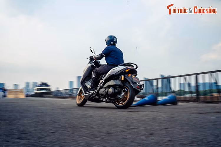 Ngoài ra, NMAX thế hệ mới được trang bị khóa thông minh Smart Key, hệ thống dừng và khởi động động cơ tự động Stop &amp; Start, cổng sạc USB Type-C, móc treo mũ bảo hiểm và các không gian lưu trữ phục vụ nhu cầu sử dụng hàng ngày. Những trang bị này hướng tới việc tăng tính tiện lợi khi di chuyển trong môi trường giao thông đô thị đông đúc.