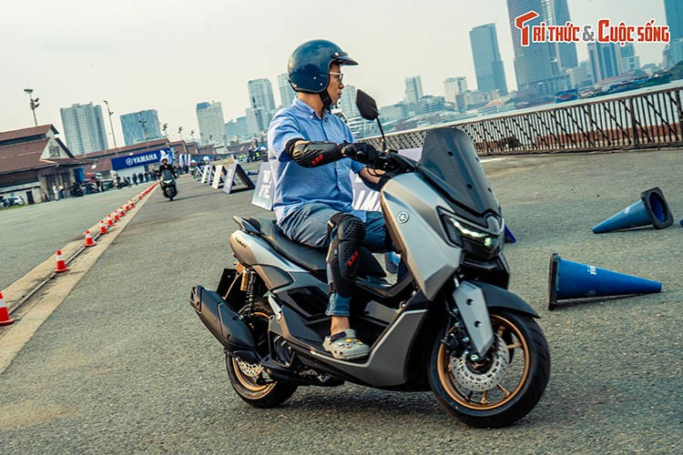 NMAX 2025 sử dụng động cơ Blue Core dung tích 155 cc, làm mát bằng dung dịch, kết hợp công nghệ van biến thiên VVA. Động cơ ở 2 phiên bản NMAX đều cho công suất 11,3 kW và mô-men xoắn cực đại 14,2 Nm. Điểm khác biệt nằm ở mức tiêu hao nhiên liệu. Cụ thể, phiên bản tiêu chuẩn tiêu hao 2,26 lít nhiên liệu cho 100 km đường hỗn hợp, trong khi bản Tech Max nhỉnh hơn với 2,3 lít nhiên liệu với quãng đường tương tự.