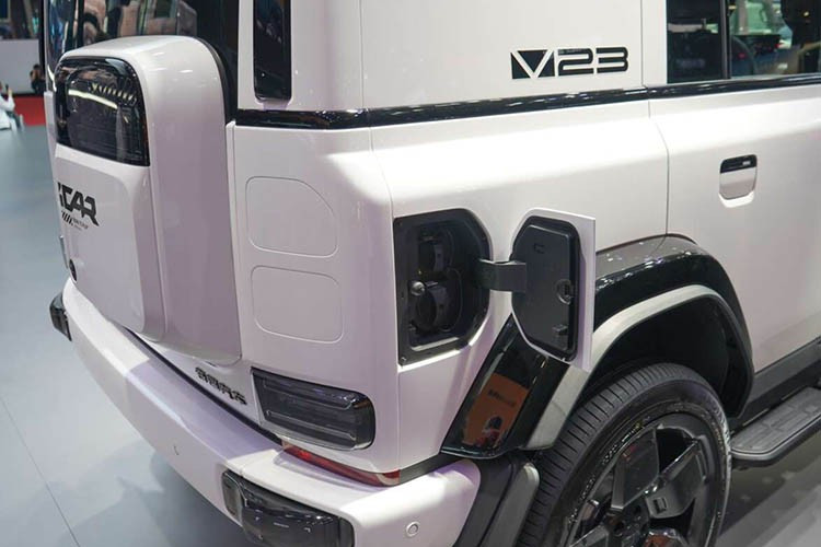 Những chi tiết như đèn pha tròn cổ điển, vòm bánh xe góc cạnh và cửa hậu mở ngang đi kèm hộp đựng đồ đặc trưng giúp cho chiếc xe SUV điện iCaur V23 đến từ Trung Quốc toát lên vẻ phong trần, đậm chất phiêu lưu.