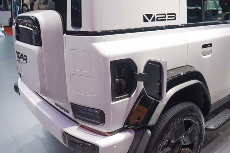 Những chi tiết như đèn pha tròn cổ điển, vòm bánh xe góc cạnh và cửa hậu mở ngang đi kèm hộp đựng đồ đặc trưng giúp cho chiếc xe SUV điện iCaur V23 đến từ Trung Quốc toát lên vẻ phong trần, đậm chất phiêu lưu.