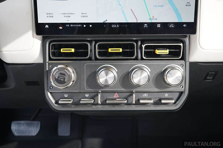 Cả hai phiên bản đều được trang bị gói an toàn, bao gồm 6 túi khí, camera 540 độ, hệ thống cân bằng điện tử, hỗ trợ đổ đèo, phanh tay điện tử, kiểm soát lực kéo và hệ thống hỗ trợ lái nâng cao ADAS với 12 tính năng. Xe cũng hỗ trợ sạc V2L và đi kèm bộ sạc di động 3 chấu.