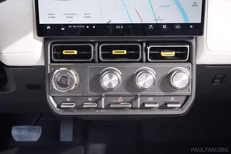 Cả hai phiên bản đều được trang bị gói an toàn, bao gồm 6 túi khí, camera 540 độ, hệ thống cân bằng điện tử, hỗ trợ đổ đèo, phanh tay điện tử, kiểm soát lực kéo và hệ thống hỗ trợ lái nâng cao ADAS với 12 tính năng. Xe cũng hỗ trợ sạc V2L và đi kèm bộ sạc di động 3 chấu.