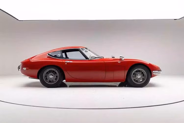 Động cơ bốn xi-lanh 2.0 lít được lấy từ mẫu sedan Toyota Crown và được trang bị ba bộ chế hòa khí Mikuni-Solex hai họng. Động cơ này sản sinh công suất 148 mã lực và mô-men xoắn 129 pound-feet (175 Nm), cho phép chiếc coupe đạt tốc độ tối đa trên 130 mph (209 km/h). Toyota cũng sản xuất một vài chiếc với động cơ 2.3 lít lớn hơn.